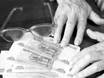 Походя обокрала старушку