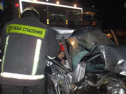 Угоняя автомобиль, сломал ноги