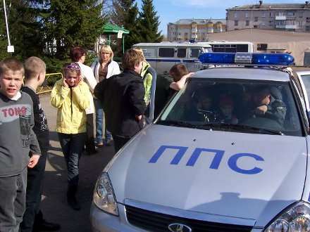 За рулем милицейской машины оказались дети