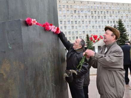 К памятнику Ленина в Архангельске возложили цветы