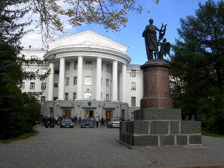 Monument of Mikhail Lomonosov back to its place