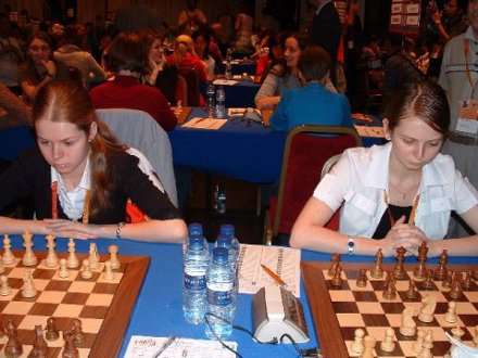 На старте чемпионата Европы сестры Косинцевы сыграют с шахматистками Грузии и Армении