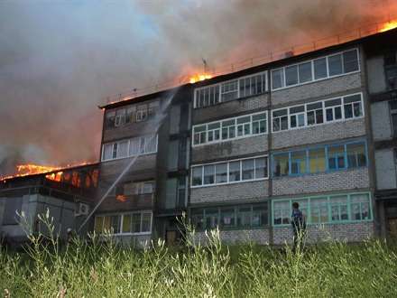 В Архангельской области из-за пожара в магазине пришлось эвакуировать жилой дом