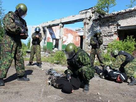 Заложник освобожден, сбежавшие преступники задержаны