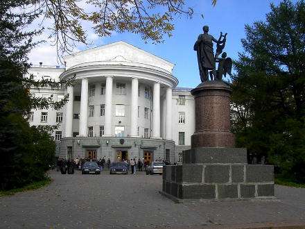 Памятник Михаилу Ломоносову вернули на прежнее место