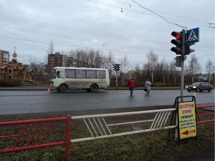 Средь бела дня на «зебре» автобус сбил пешехода