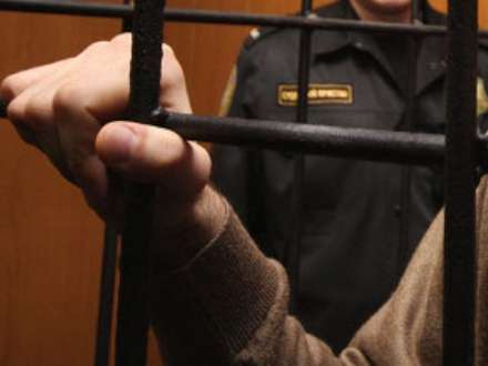 Пятеро мужчин ворвались в квартиру и избили хозяина на глазах у маленьких детей