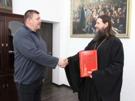 Воины-афганцы подарили митрополиту Книгу Памяти
