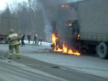 На М-8 загорелась фура из Пензы