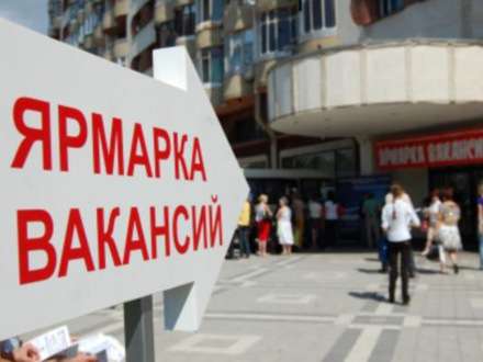 За кадрами — из Северной Пальмиры в город бумажников