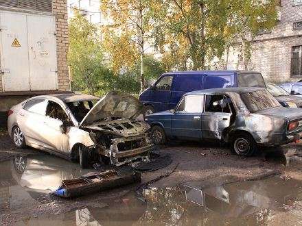 В результате поджога в Архангельске повреждены три автомобиля