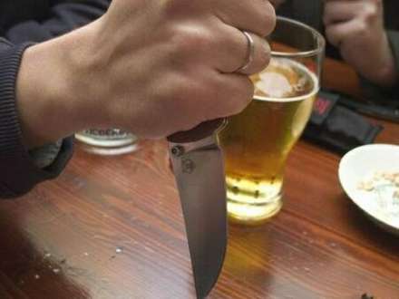 В Поморье ищут мужчину, устроившего возле одного из баров Новодвинска поножовщину