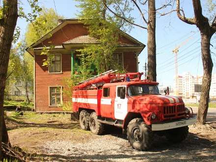 В Архангельске пожарные спасли двух девочек из горящего дома