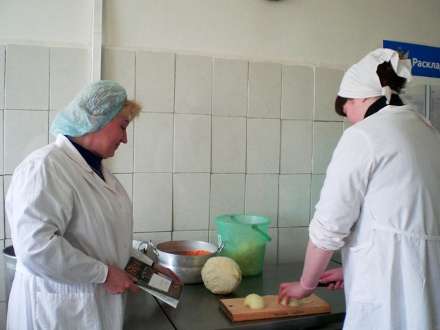 Готовить вкусно учатся в колонии
