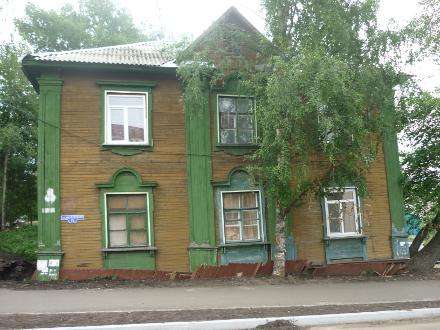 В центре Архангельска сошел со свай двухэтажный дом