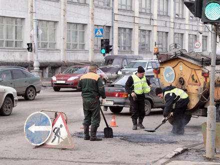 В Архангельске восстановлено 500 кв. метров дорожного полотна