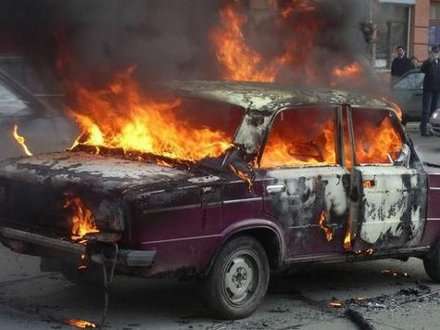 Ночь в Поморье: сгоревший автомобиль и магазин