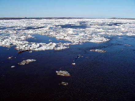 Порт Архангельск очищается ото льда