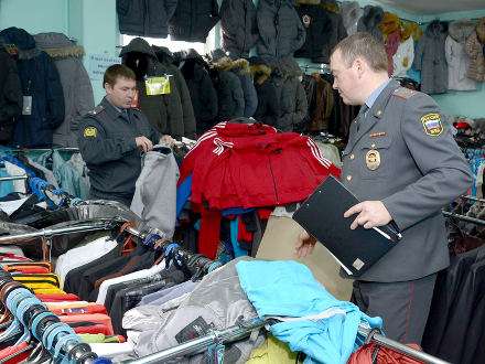 Контрафактный «Адидас» продавали в Мирном