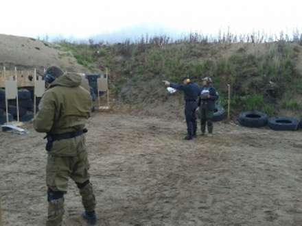 Боец тюремного спецназа из Архангельской области освоил новую технику стрельбы