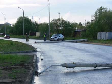 «Лада Калина» одолела две световые опоры