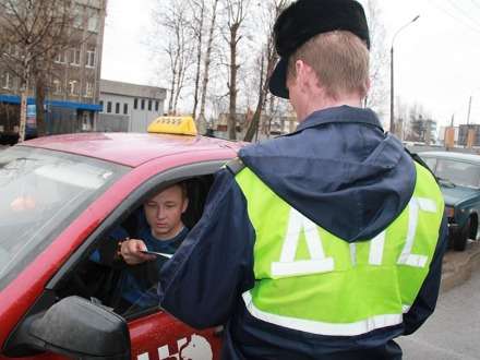 В столице Поморья выявляют нелегальных «таксистов»