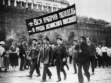 Буржуи под стол! Идет комсомол!