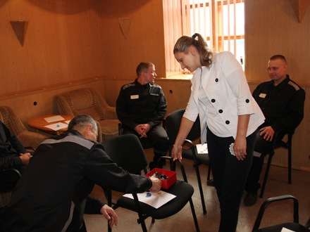 Осужденные ИК-12 УФСИН России по Архангельской области показывают свое будущее пуговицами