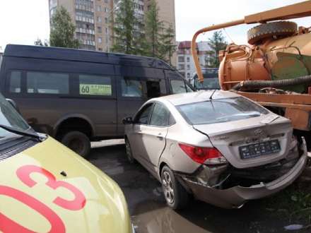 Три автомобиля столкнулись в центре столицы Поморья