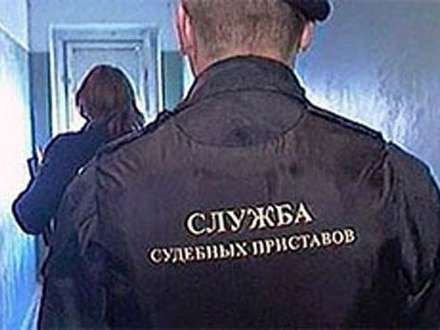 В Поморье судебным приставам пришлось разыскивать сироту, чтобы сообщить о выделении жилья