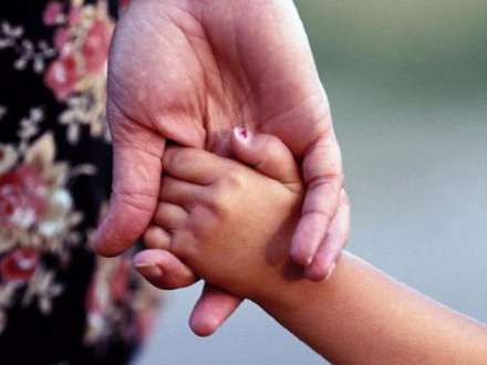Родителям усыновленных детей могут увеличить пособия