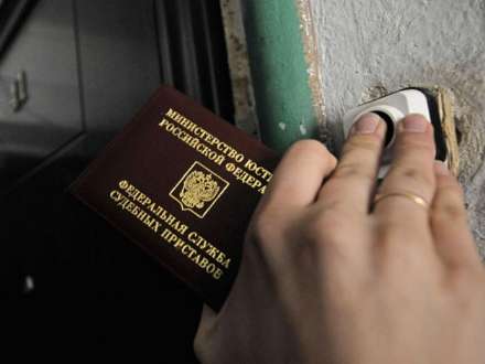 Житель Архангельской области накинулся на судебного пристава с бензопилой