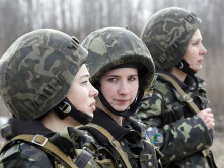 Россиянок хотят отправить в армию