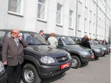 Врачам Архангельской области вручили ключи от новых автомобилей