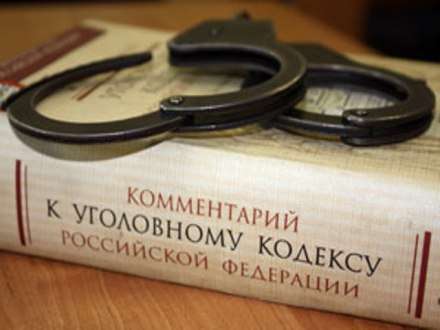 Полицейский избил женщину