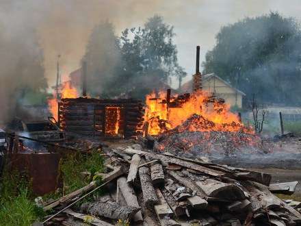 В серии пожаров в Каргополе подозревается несовершеннолетний