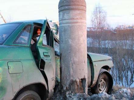В Архангельске машина врезалась в столб — четыре человека пострадали