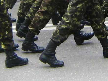 Вчерашних школьников в армию не загребут